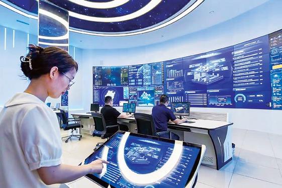 工作人员在浙江迎丰科技股份的"智慧工厂"处理数据.